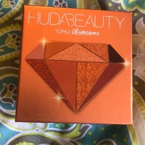 Huda beauty limited edition pallet never used.